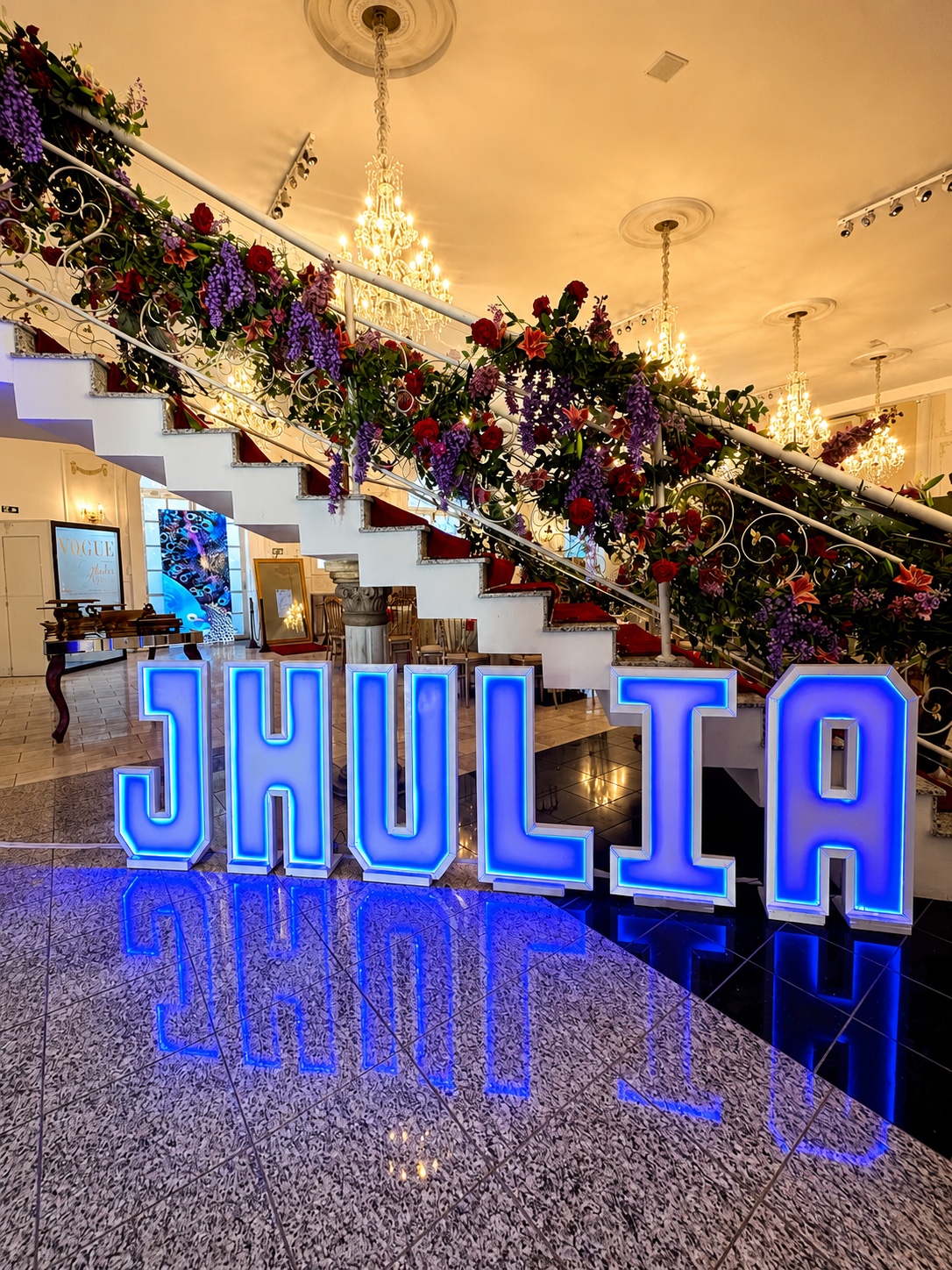 Letras iluminadas em evento